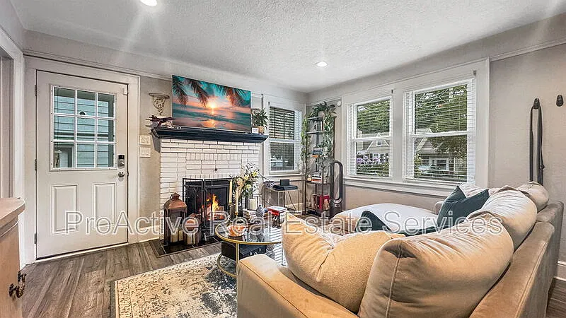 4 bed, 2.5 bath, 1992 sqft, $2,650 — Photo 4