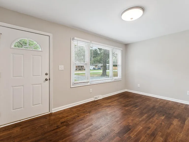 905 Clark St — Photo 2