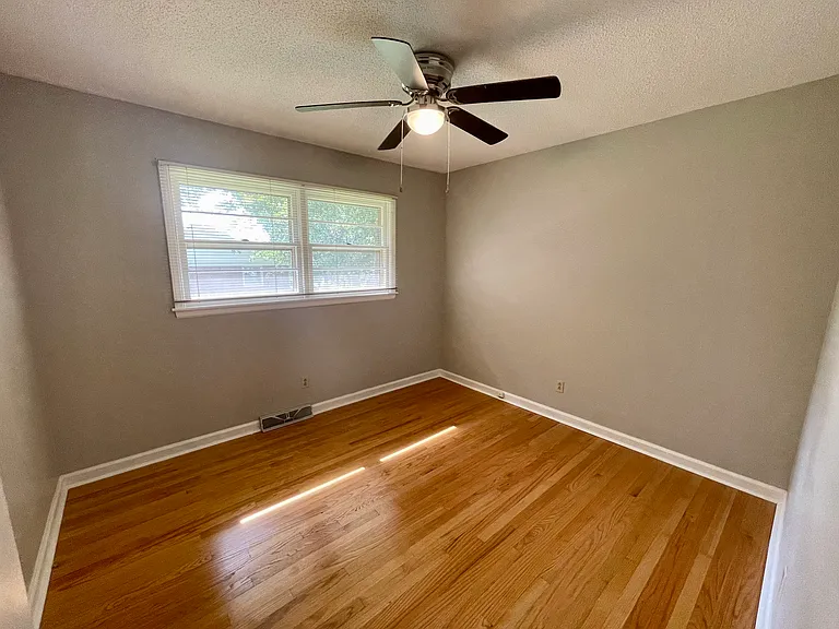 402 E L St — Photo 11