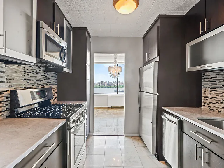 9060 Palisade Ave #706 — Photo 2