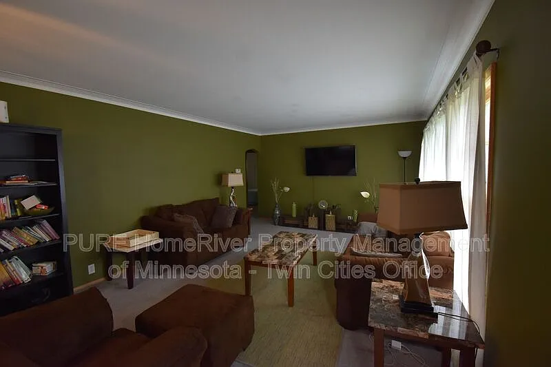 4 bed, 2.0 bath, 1872 sqft, $2,575 — Photo 3