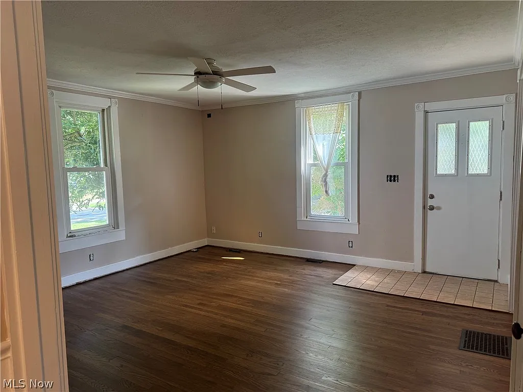 3 bed, 1.0 bath, 1644 sqft, $2,100 — Photo 3
