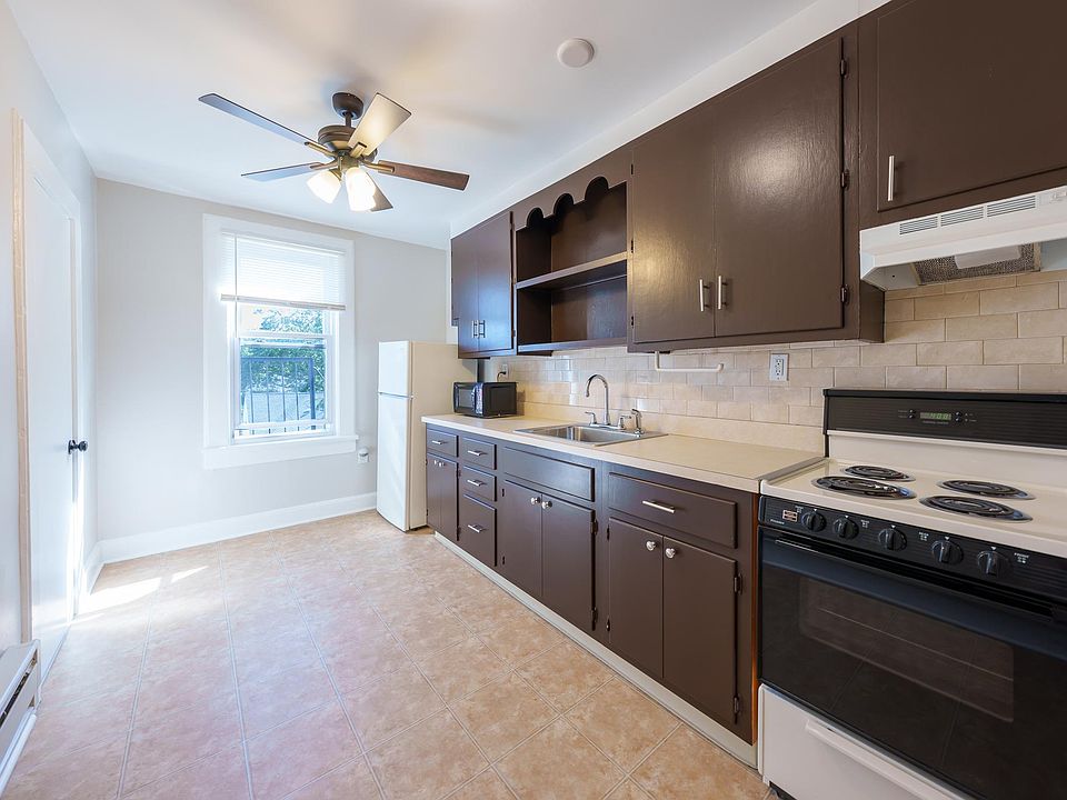 1st image of 32 Oakwood Ave Floor 3
