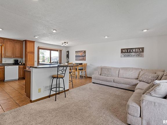 4th image of 204 Blackhawk Dr