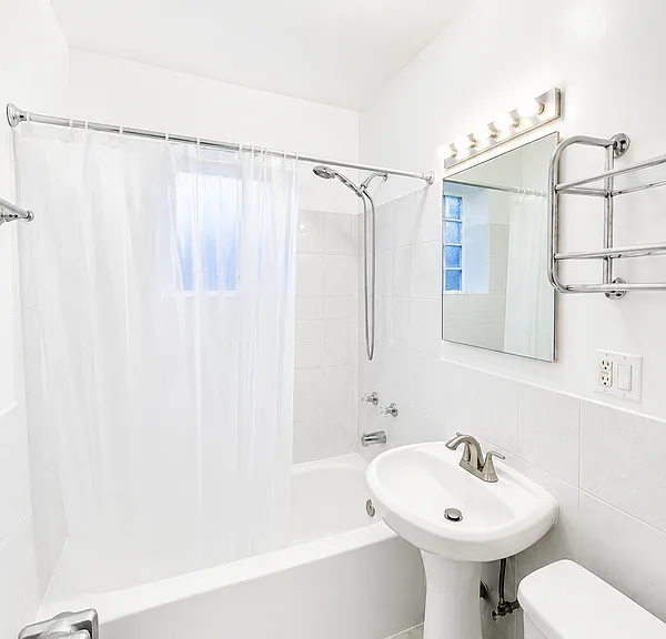 2042 W Farragut Ave #2S — Photo 8
