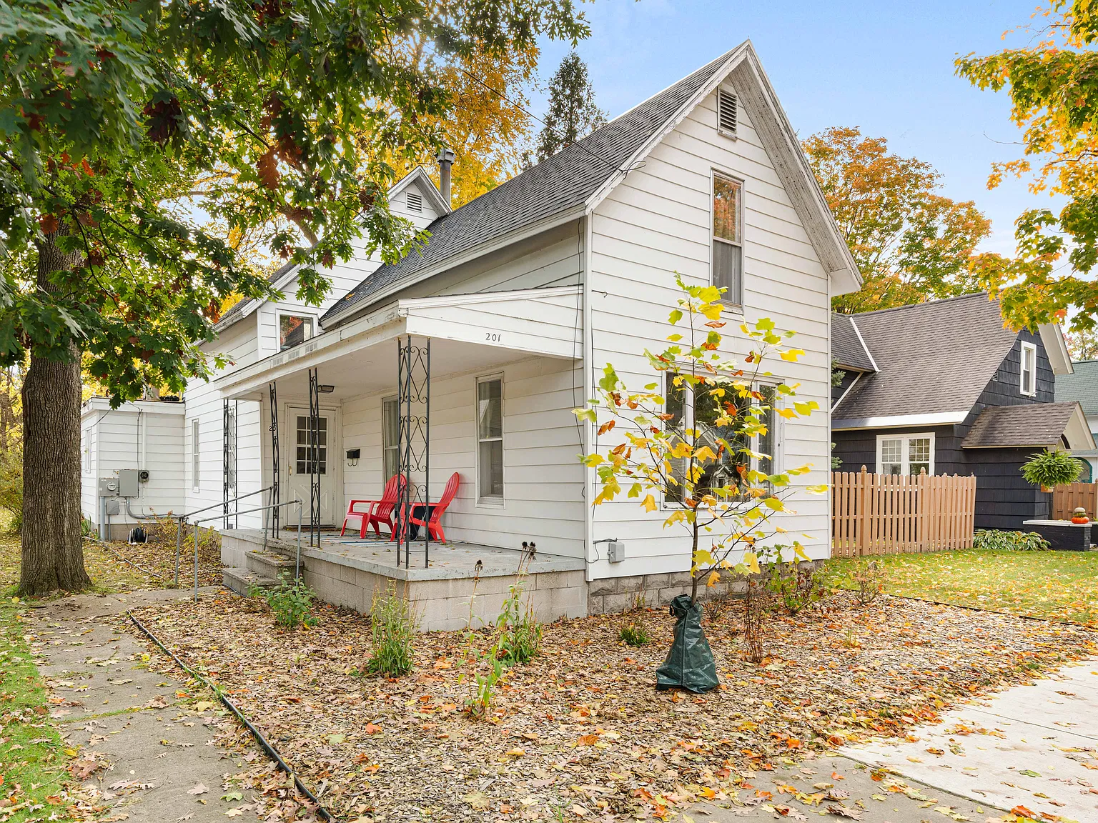 3 bed, 1.5 bath, 1184 sqft, $2,000 — Photo 2