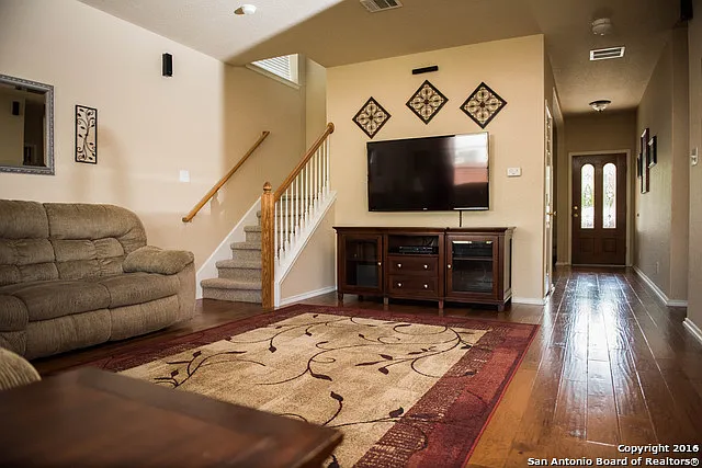 4 bed, 2.5 bath, 2360 sqft, $1,995 — Photo 3