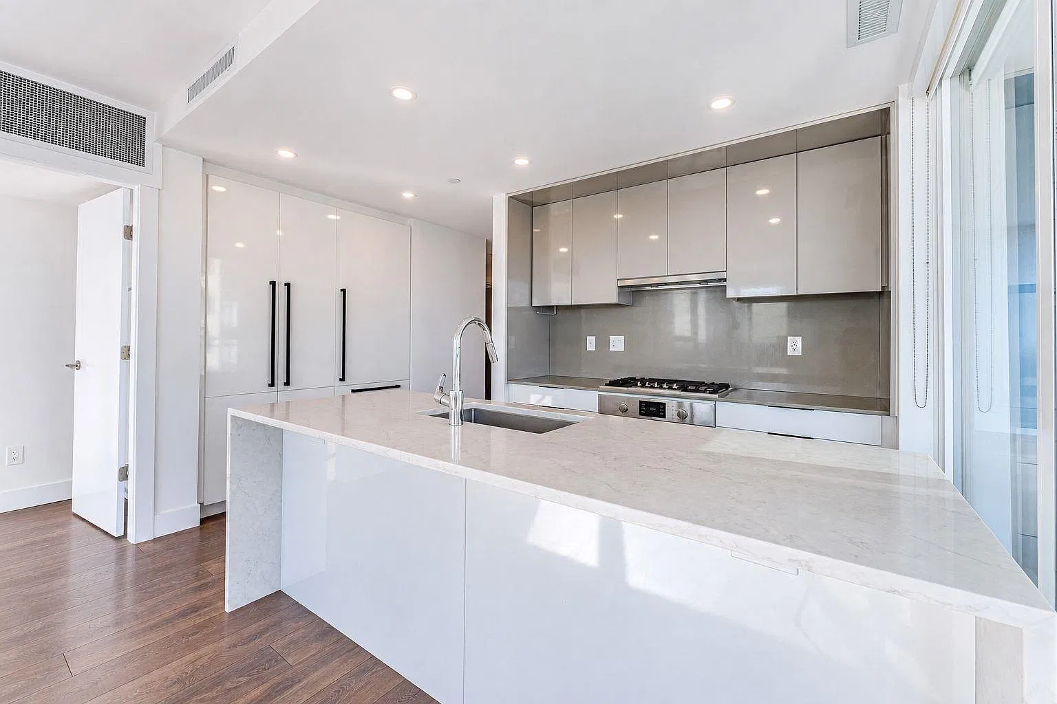 2 bed, 779 sqft, $3,100 — Photo 4