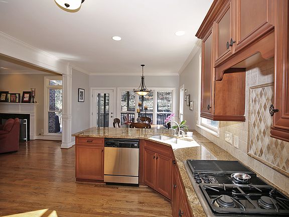 4th image of 2462 Huntington Glen Dr