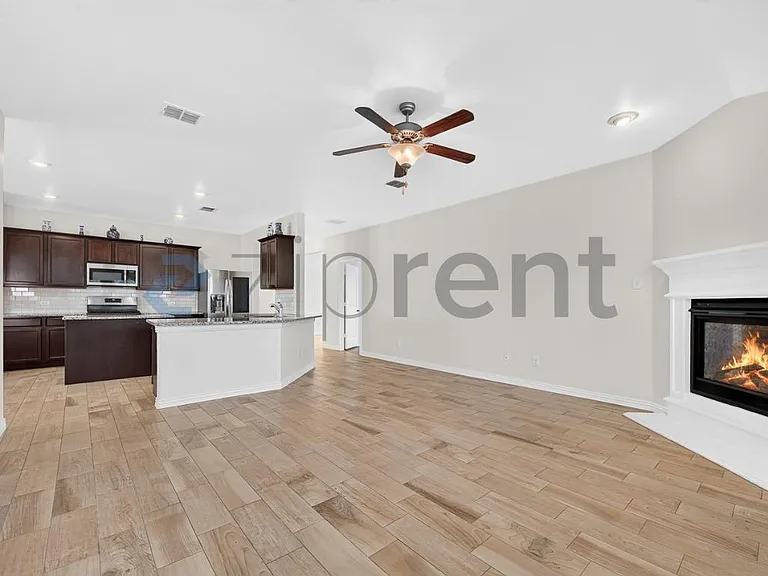 817 Evergreen St — Photo 9