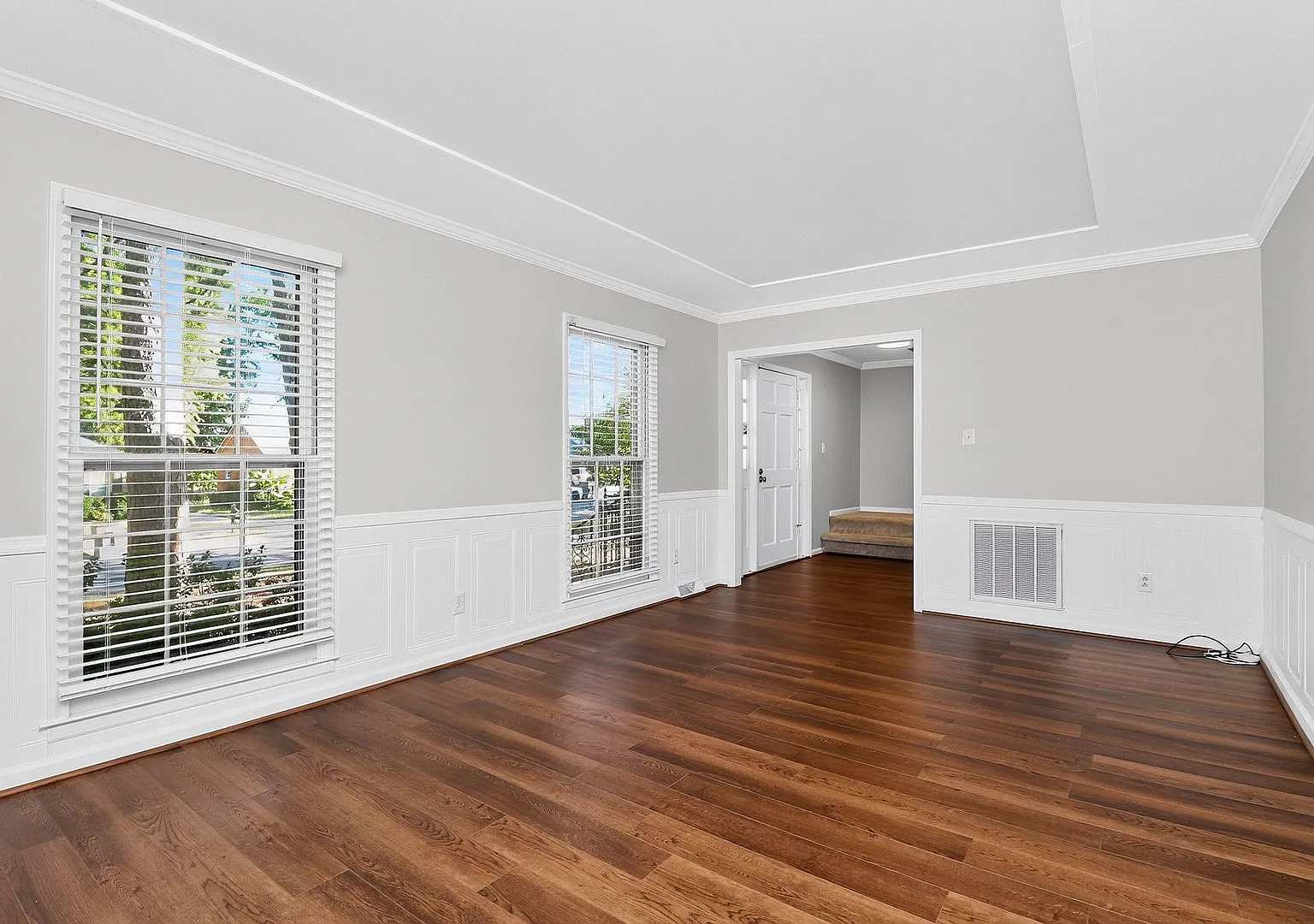 2438 Knickerbocker Drive - 4 bed 2.5 bath home in the perfect location — Photo 3