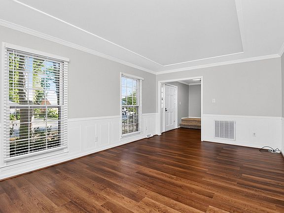 3rd image of 2438 Knickerbocker Dr