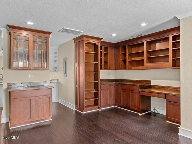 8711 Plantation Dr #302 — Photo 4