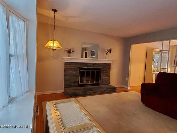 4th image of 27 Laurel Ln