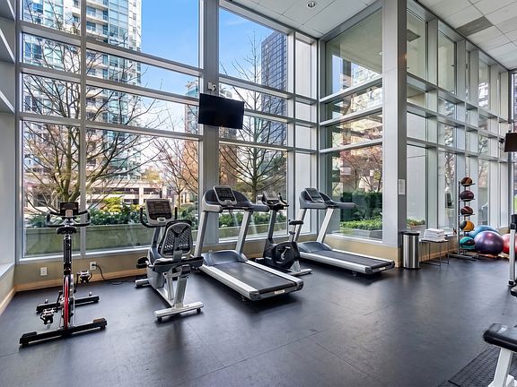2nd image of 1425 Alberni St #23