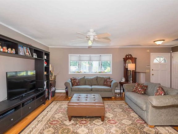 3rd image of 140 Summers St