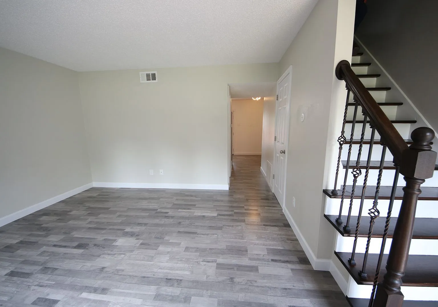 2 Bed/1.5 Bath House Available for Rent — Photo 4