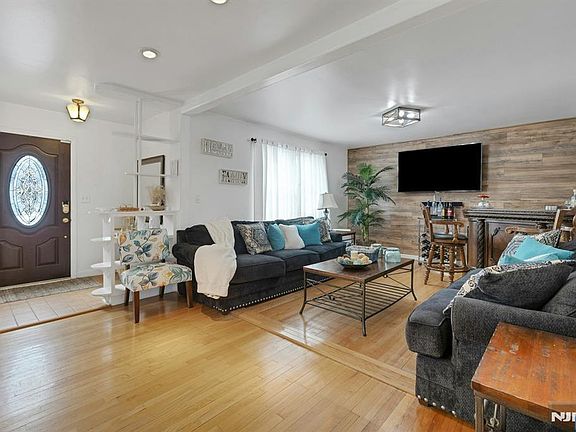 4th image of 224 Rossiter Ave