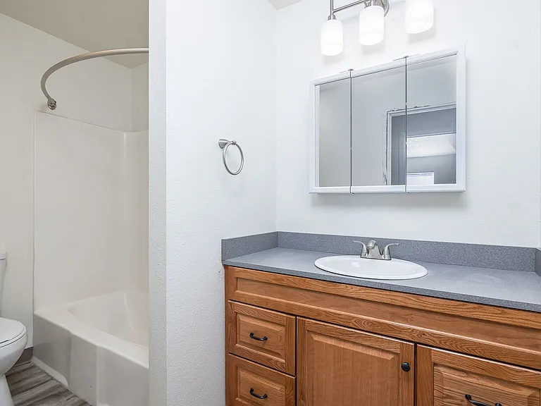Hood Manor Apartments — Photo 36