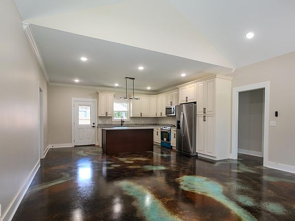 4th image of 418 Dixon St