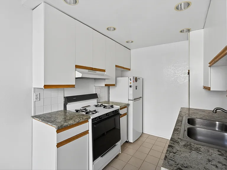 Woodman Ave Apartments — Photo 12