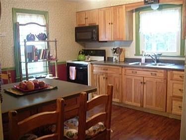 3rd image of 84 Venloe Dr