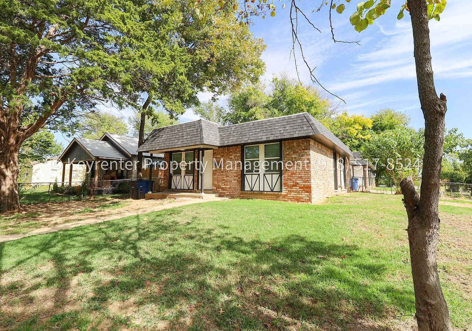Beautifully Done 3 Bedroom House! Available for Immediate Move in! — Photo 2