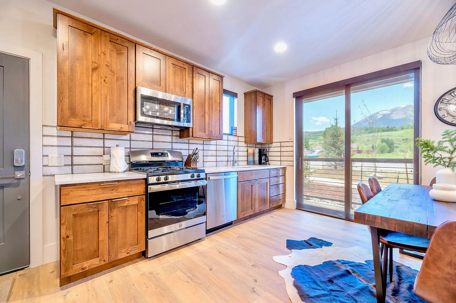 2 bed, 2.0 bath, 1496 sqft, $3,560 — Photo 4