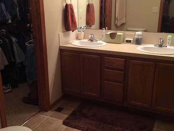 Master bath w/walkin closet