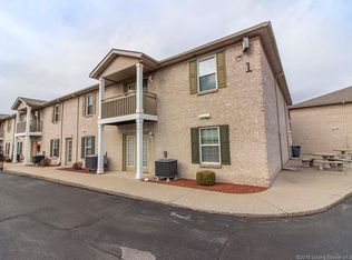 101 Colonial Club Dr, New Albany, IN 47150