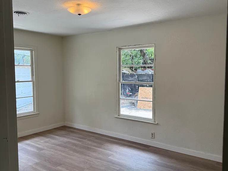 1224 Meadowbrook St — Photo 9