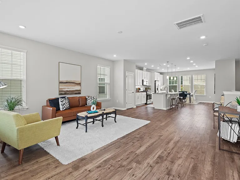 1136 Commack Dr — Photo 2