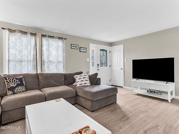 3rd image of 1315 Vardon Road