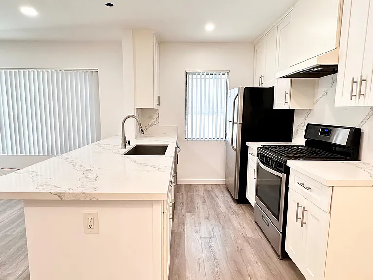 1638 Granville Ave #2 — Photo 7