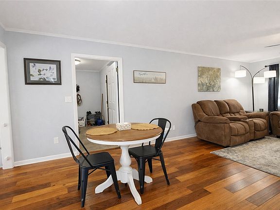 4th image of 322 N 1st St