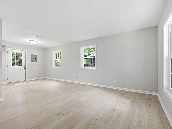 3rd image of 3028 Wedgedale Ave