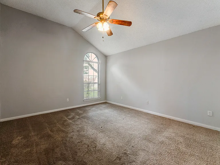 605 English Oak St — Photo 15