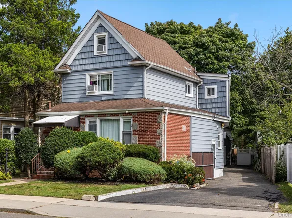 14 Chestnut Street, Lynbrook, NY 11563