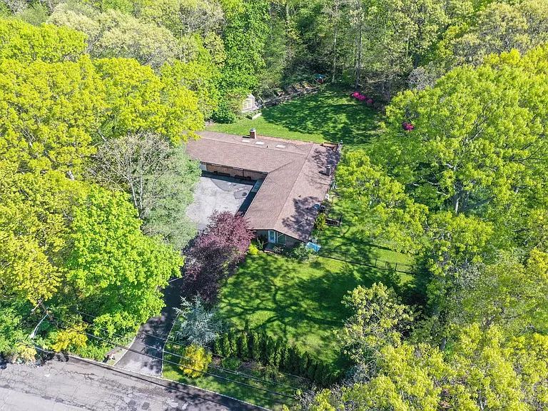 20 Cherry Ln — Photo 1