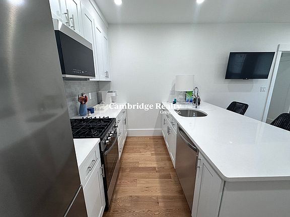 3rd image of 406 Columbia St #1T