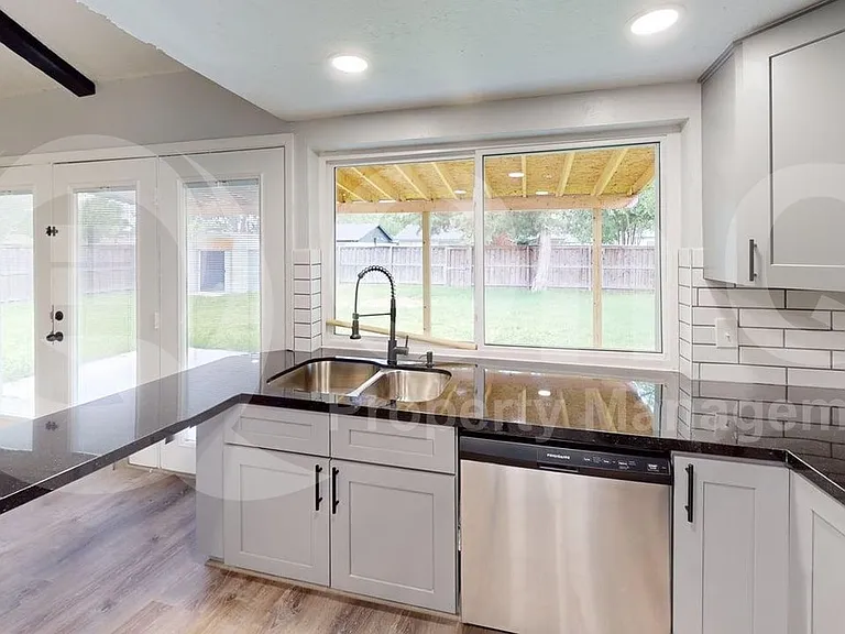 633 Stroud Ln — Photo 5