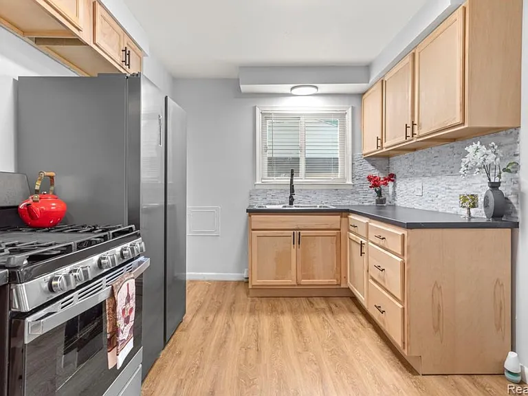 33151 Florence St — Photo 8