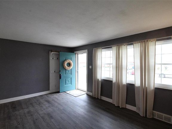 5th image of 2568 Boyle Ave