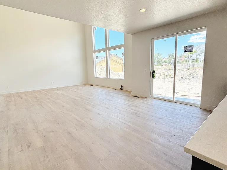 375 E 1600 N — Photo 14
