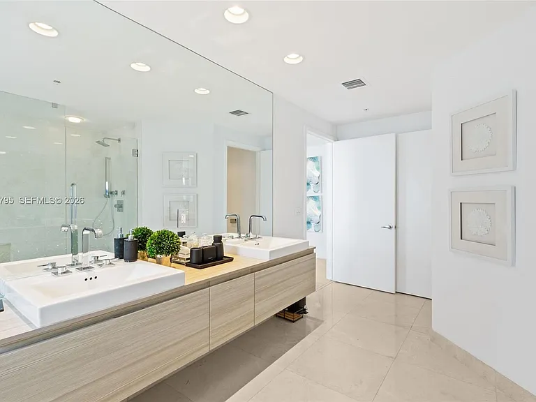 17111 Biscayne Blvd #603 — Photo 13