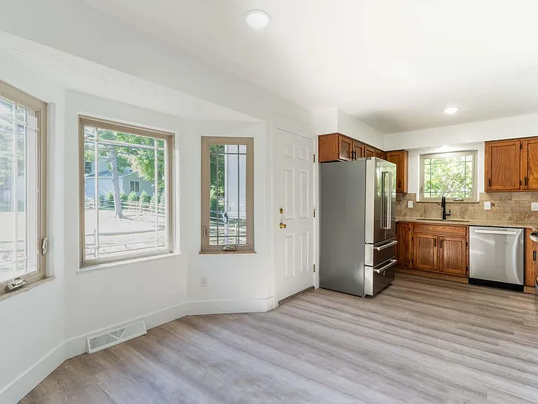 69 Groton Dr — Photo 8