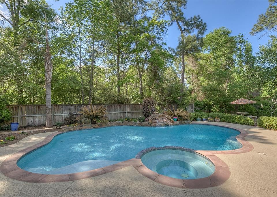 1st image of 170 N Hawthorne Hollow Cir