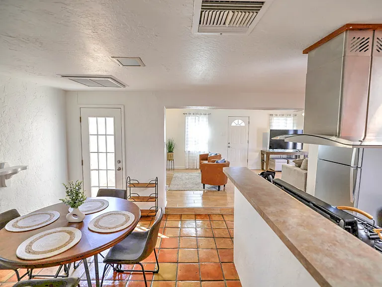 2805 E Lee St — Photo 15