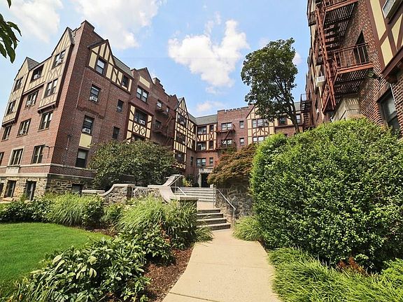 2nd image of 604 Tompkins Ave APT D18