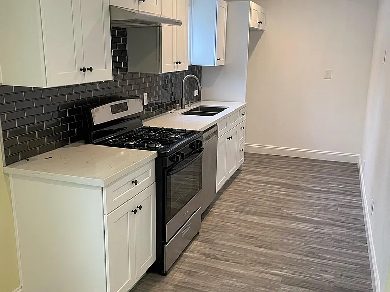7518 Kyle St — Photo 2
